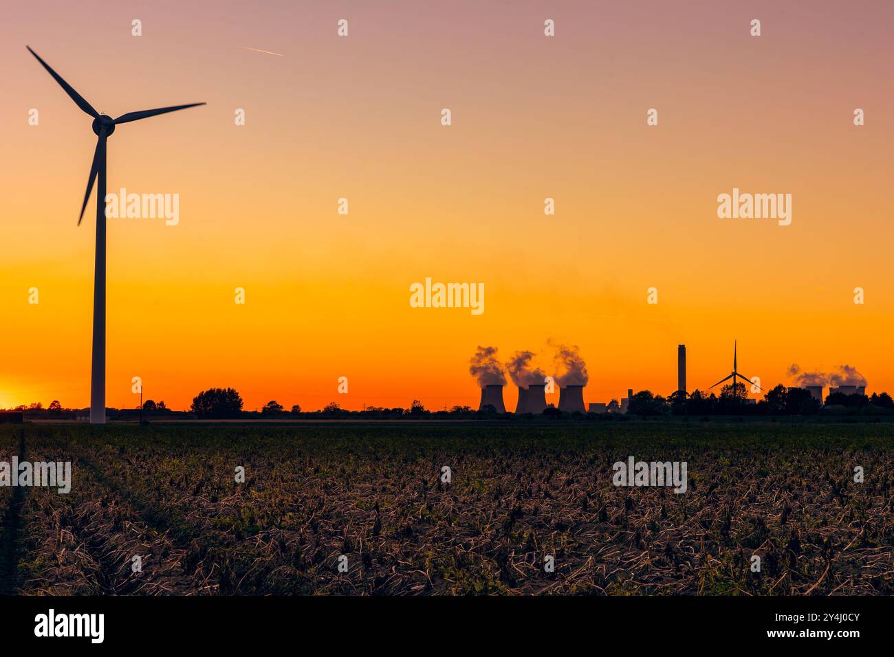 Tramonto su Drax dal villaggio di Airmyn vicino a Goole nell'East Yorkshire con vapore acqueo che si innalza dalle torri di raffreddamento di una centrale elettrica locale e. Foto Stock