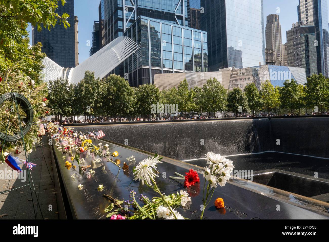 WTC Footprint Pool and Waterfalls "Reflecting Absence" presso il National September 11 Memorial, Lower Manhattan, New York City, USA 2024 Foto Stock