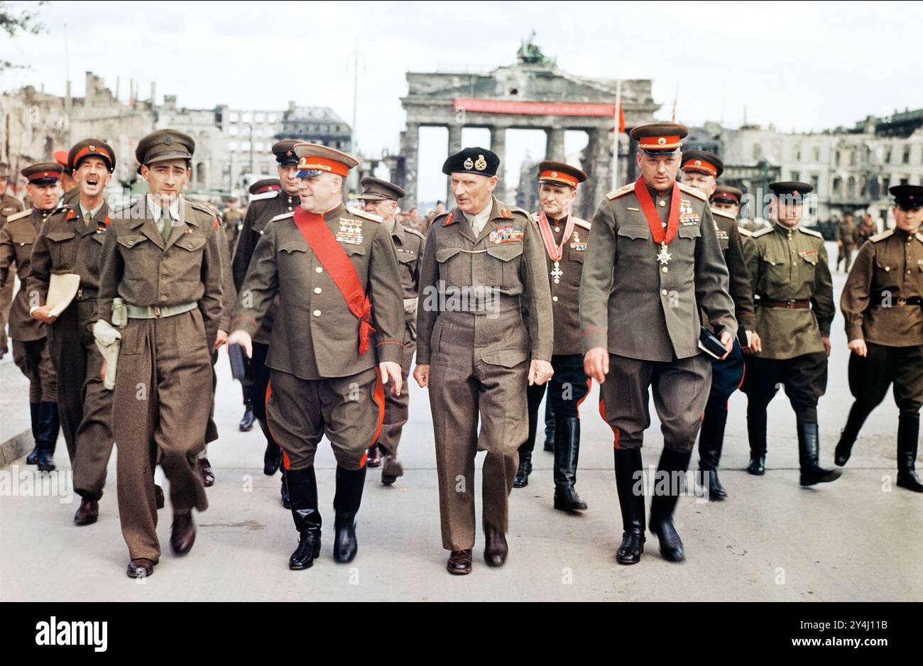 BERNARD MONTGOMERY, feldmaresciallo britannico, alla porta di Brandeburgo, Berlino, 12 luglio 1945, dove decorò i generali russi Zhukov (fascia rossa) e Rokossovsky (nastro rosso pieno) e il generale russo Sokolovsky (nastro verde e rosso) Foto Stock