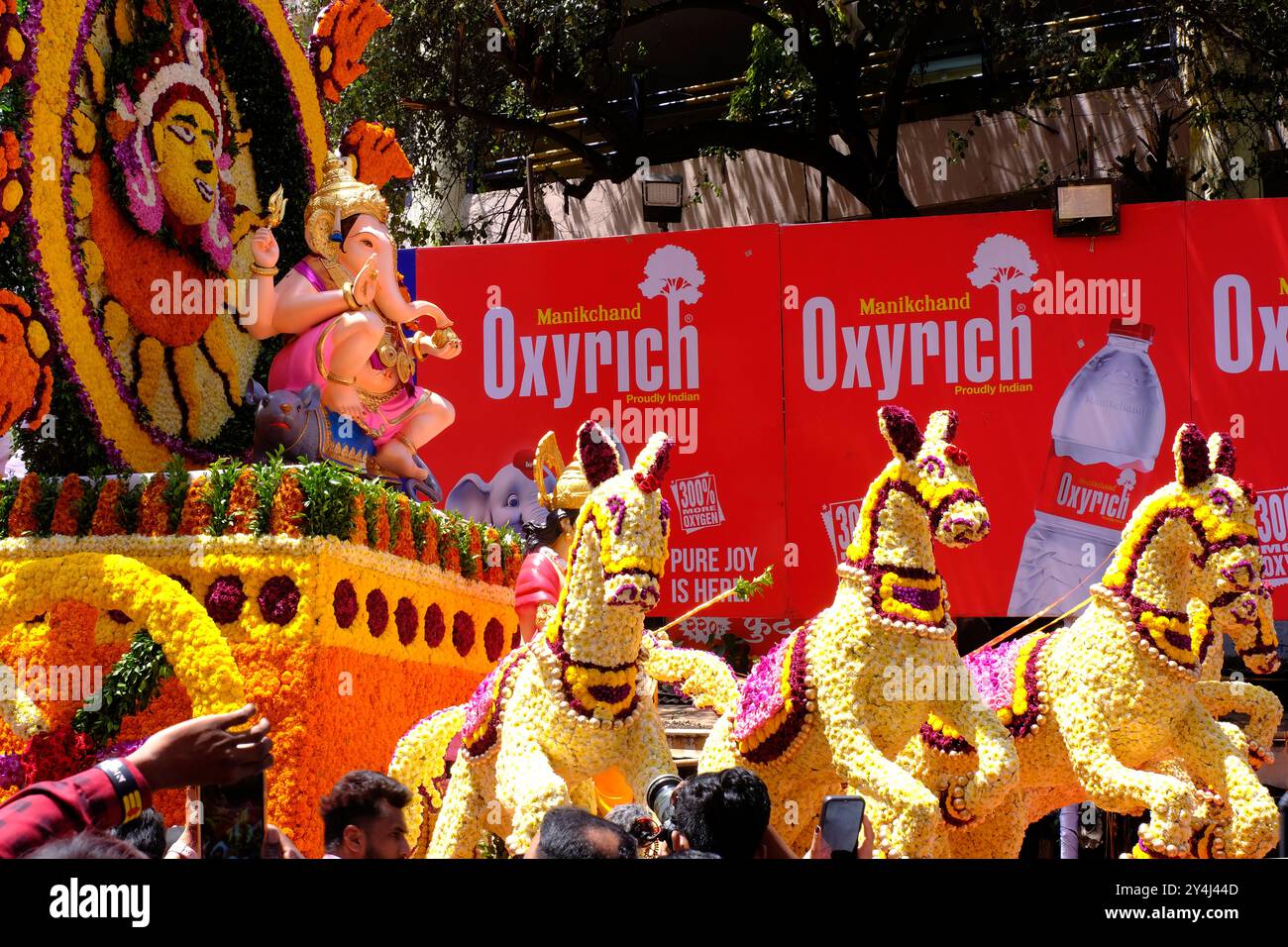 Pune, India - 17 settembre 2024, Guruji Talim Ganpati, Pune Ganpati Visarjan Procession with the Rhythm of Traditional Dhol Tasha Music. Foto Stock