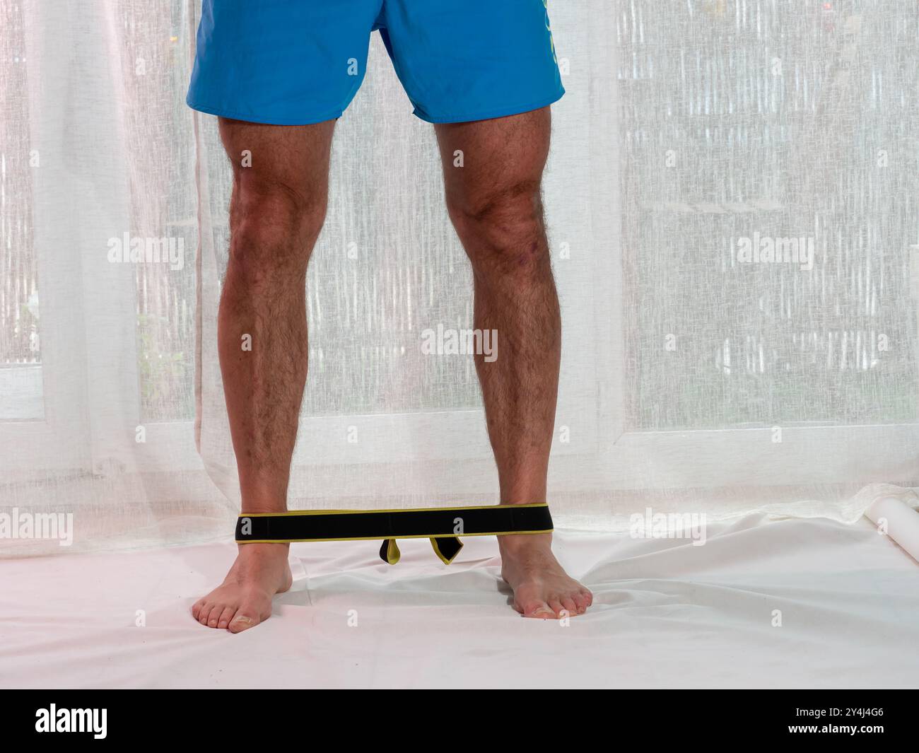 fascia di resistenza per il rafforzamento muscolare. Gli esercizi con fasce sono più delicati sulle articolazioni, la resistenza della fascia aumenta con l'allungamento. Uomo exerci Foto Stock
