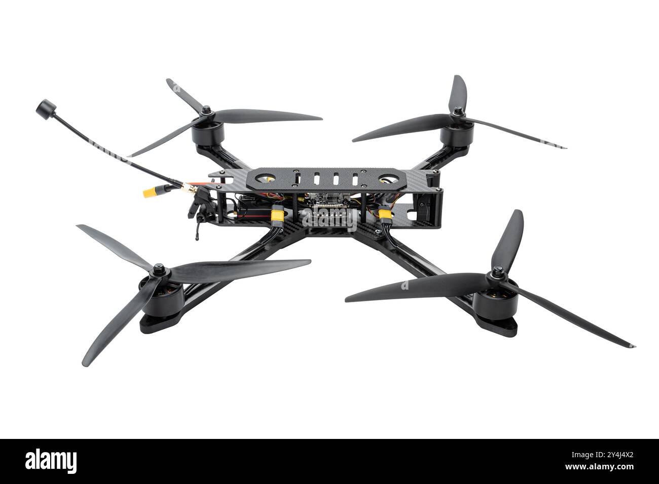 FPV Racing drone (primo punto di vista) aereo isolato. Quattro motori sul comando radio. Droni per corse, riprese e intrattenimento. dotato di un Foto Stock