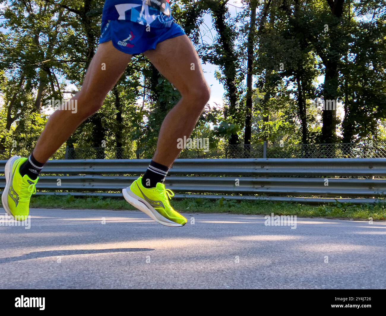 Monza, Italia - 15 settembre 2024: Atleta di corsa in Saucony durante la mezza maratona di Monza21 Foto Stock