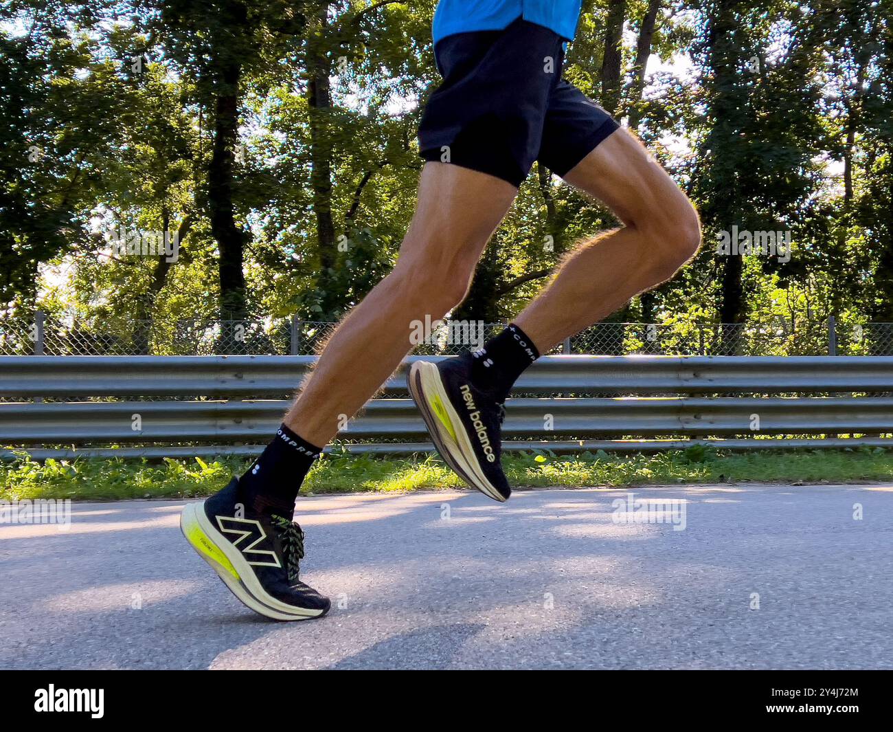 Monza, Italia - 15 settembre 2024: Gambe atleta di corsa con le scarpe da running New Balance durante la mezza maratona di Monza21 Foto Stock
