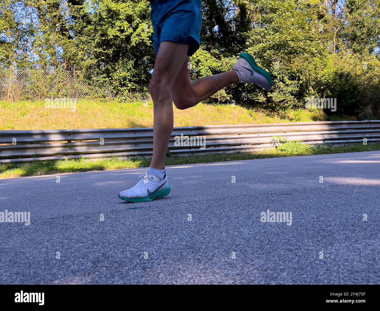 Monza, Italia - 15 settembre 2024: Atleta di corsa con scarpe Nike durante la mezza maratona di Monza21 Foto Stock