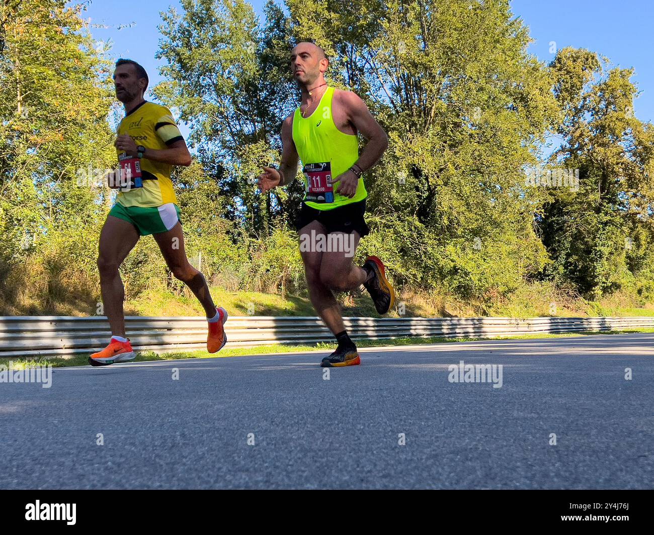 Monza, Italia - 15 settembre 2024: Gara di corsa di due atleti uomini durante la mezza maratona di Monza21 Foto Stock