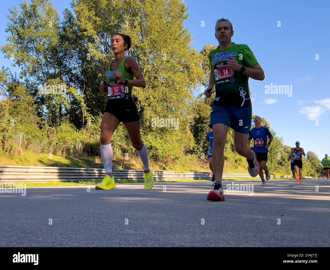 Monza, Italia - 15 settembre 2024: Atleti uomini e donne che corrono durante la mezza maratona di Monza21 Foto Stock