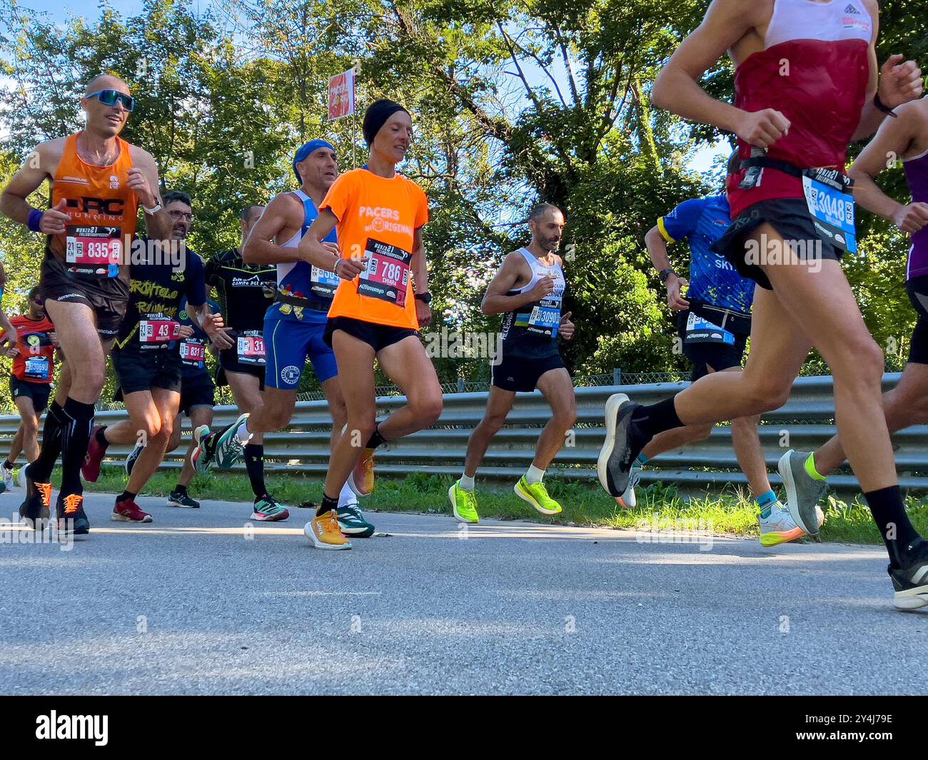Monza, Italia - 15 settembre 2024: Gara di corsa degli atleti di gruppo durante la mezza maratona di Monza21 Foto Stock