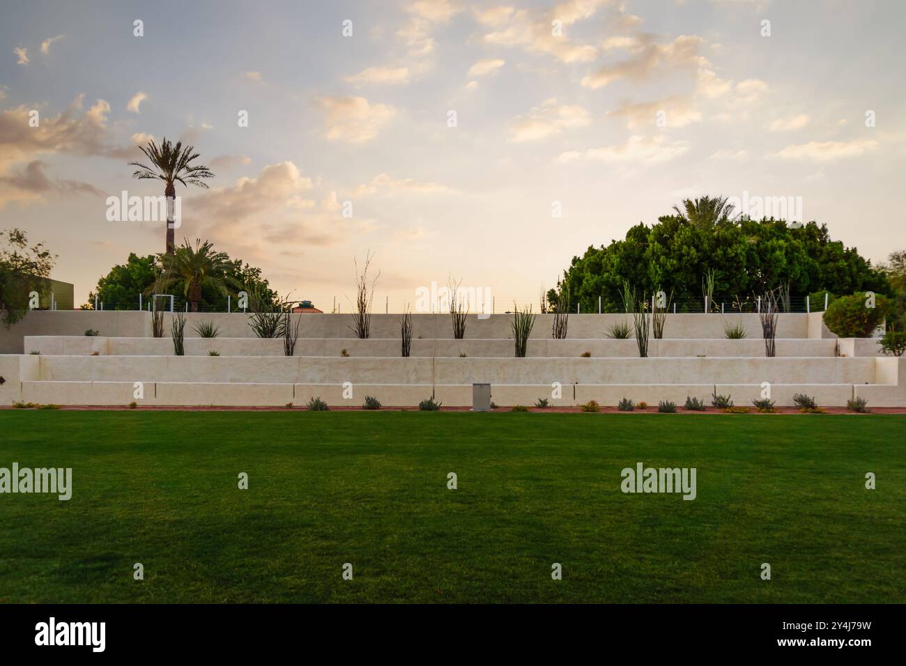 Vista al tramonto dell'architettura paesaggistica e delle piante del deserto allo Scottsdale Civic Center Park. Foto Stock