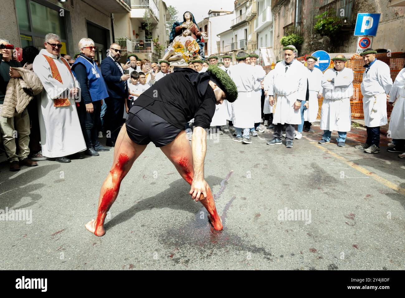 L'antico rito dei 'Vattienti' nel sabato Santo di Pasqua. I Vattienti si flagellano per offrire il loro sangue, Nocera terinese, ITALIA, Foto Stock