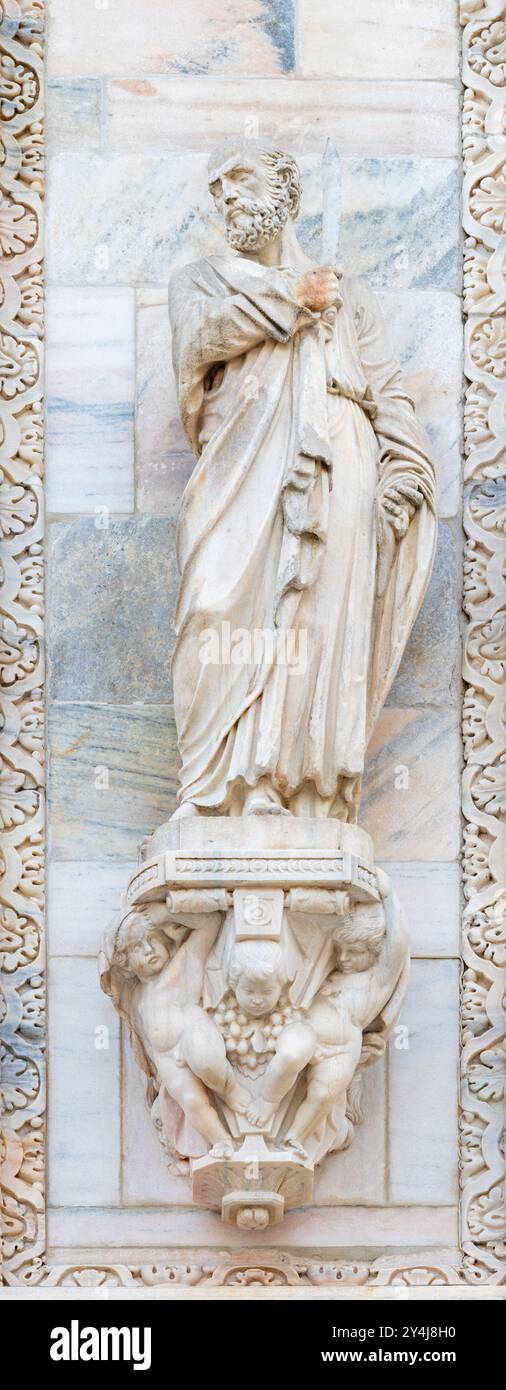 Milano - il Bartolomeo l'apostolo la statua apostolica dalla facciata ovest del Duomo del 19. centesimi. Foto Stock