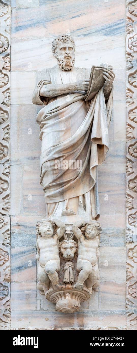 Milano - Marco la statua evangelista dalla facciata ovest del Duomo del 19. centesimi. Foto Stock