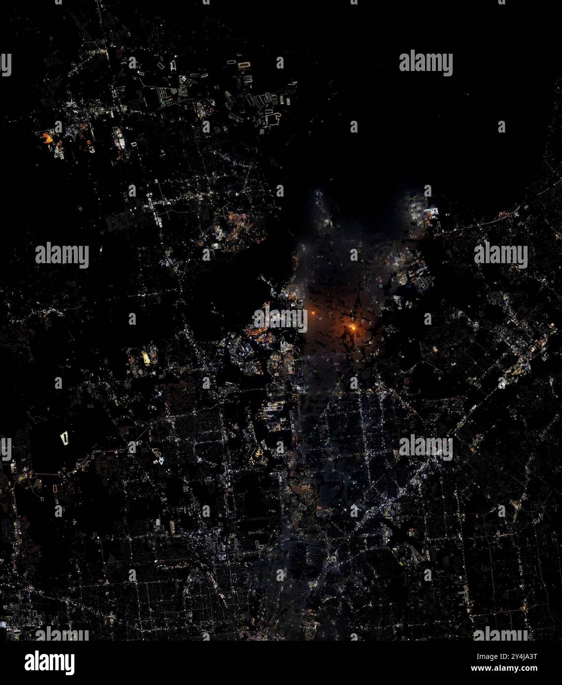 La porte, Stati Uniti. 18 settembre 2024. Vista dalla stazione spaziale Internazionale di un grande incendio in un gasdotto di gas naturale al confine di la porte, Texas, un sobborgo nell'area metropolitana di Houston, 17 settembre 2024 a Earth Orbit. Gli astronauti della NASA hanno la capacità di osservare disastri naturali da un punto panoramico di 250 miglia sopra la Terra. Crediti: Don Pettit/NASA Photo/Alamy Live News Foto Stock