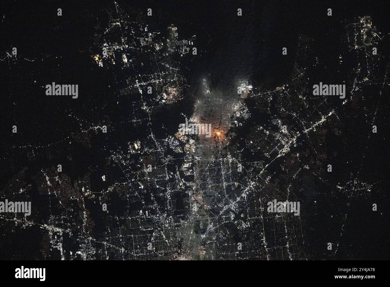 La porte, Stati Uniti. 17 settembre 2024. Vista dalla stazione spaziale Internazionale di un grande incendio in un gasdotto di gas naturale al confine di la porte, Texas, un sobborgo nell'area metropolitana di Houston, 17 settembre 2024 a Earth Orbit. Gli astronauti della NASA hanno la capacità di osservare disastri naturali da un punto panoramico di 250 miglia sopra la Terra. Crediti: Don Pettit/NASA Photo/Alamy Live News Foto Stock