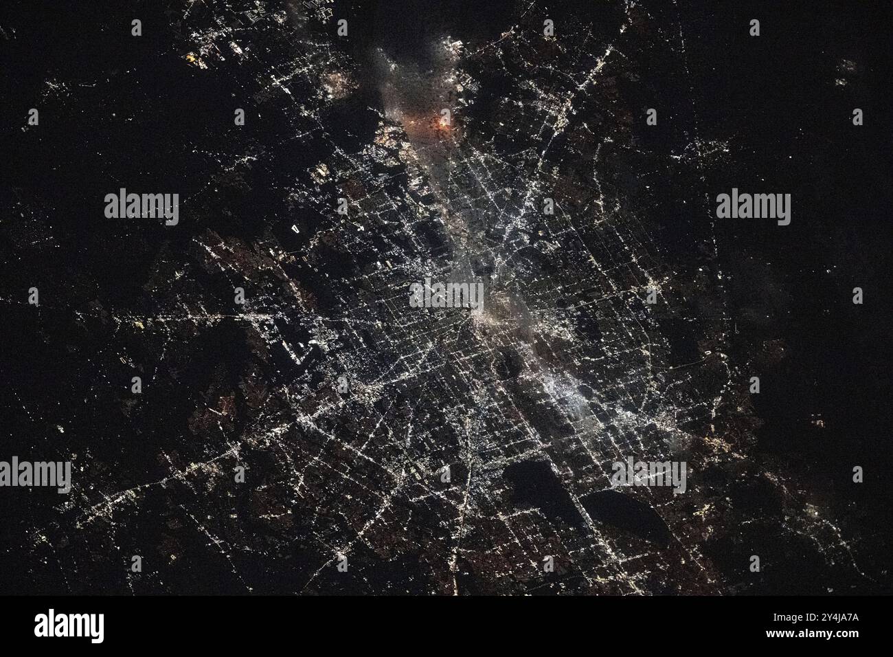 La porte, Stati Uniti. 17 settembre 2024. Vista dalla stazione spaziale Internazionale di un grande incendio in un gasdotto di gas naturale al confine di la porte, Texas, un sobborgo nell'area metropolitana di Houston, 17 settembre 2024 a Earth Orbit. Gli astronauti della NASA hanno la capacità di osservare disastri naturali da un punto panoramico di 250 miglia sopra la Terra. Crediti: Don Pettit/NASA Photo/Alamy Live News Foto Stock