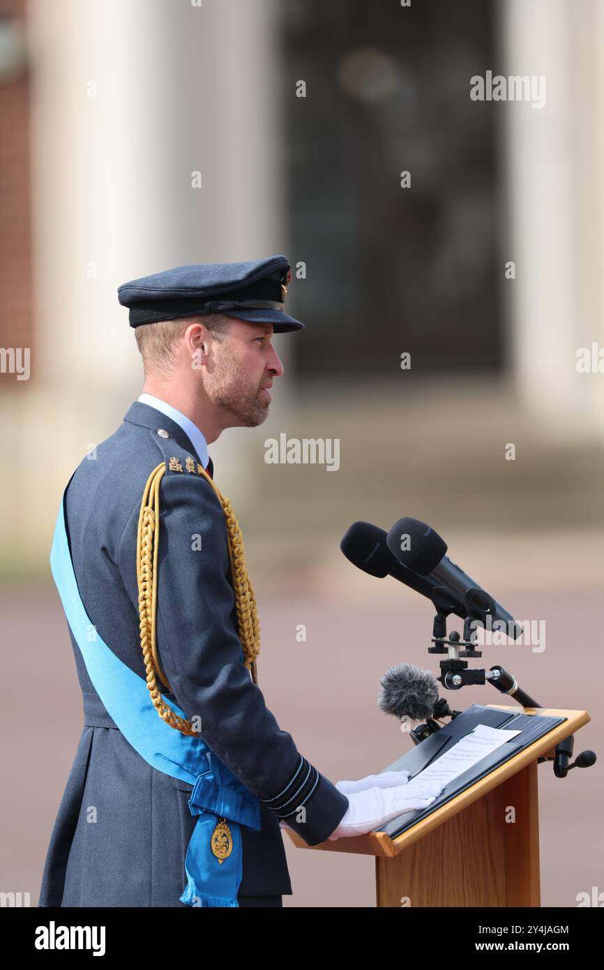 Image ©concesso in licenza a Parsons Media. 12/09/2024. Cranwell, Regno Unito. Il Principe di Galles partecipa alla Sovereign’s Parade. Royal Air Force College. Il Principe di Galles partecipa alla Sovereign’s Parade per conto di sua Maestà Re Carlo III. La Sovereign’s Parade comprende i laureati del corso per ufficiali di mandato e del corso di formazione per ufficiali iniziali modulari. In totale, 48 cadetti della Royal Air Force sfuggiranno alla parata, insieme a 4 cadetti ufficiali internazionali provenienti da Giordania, Kenya, Pakistan e Uganda. Foto di Andrew Parsons / Parsons Media Foto Stock