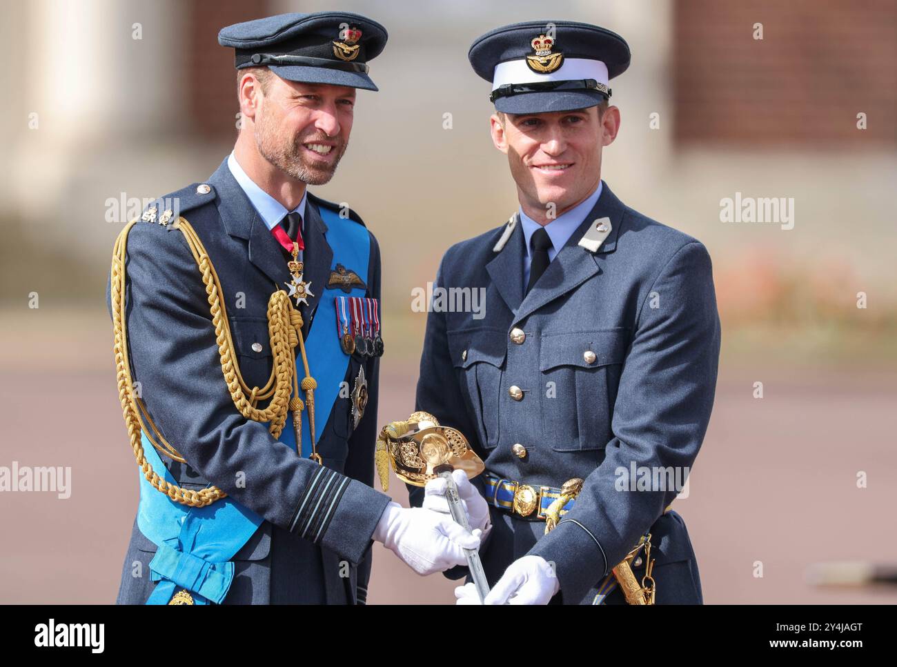 Image ©concesso in licenza a Parsons Media. 12/09/2024. Cranwell, Regno Unito. Il principe di Galles partecipa alla parata di SovereignÕs. Royal Air Force College. Il Principe di Galles partecipa alla parata di SovereignÕs per conto di sua Maestà Re Carlo III. La parata di SovereignÕs include i laureati del corso per ufficiali commissionati e del corso di formazione per ufficiali iniziali modulari. In totale, 48 cadetti della Royal Air Force sfuggiranno alla parata, insieme a 4 cadetti ufficiali internazionali provenienti da Giordania, Kenya, Pakistan e Uganda. Foto di Andrew Parsons / Parsons Media Foto Stock