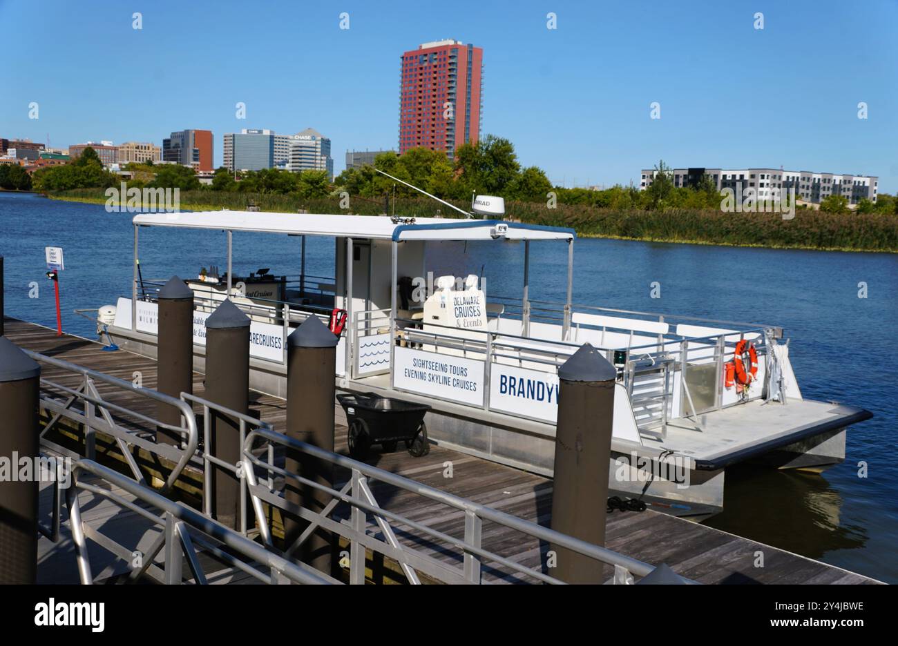 Wilmington, Delaware, U.S.A - 8 settembre 2024 - la barca bianca che conduce le crociere sul fiume Delaware e le visite turistiche Foto Stock