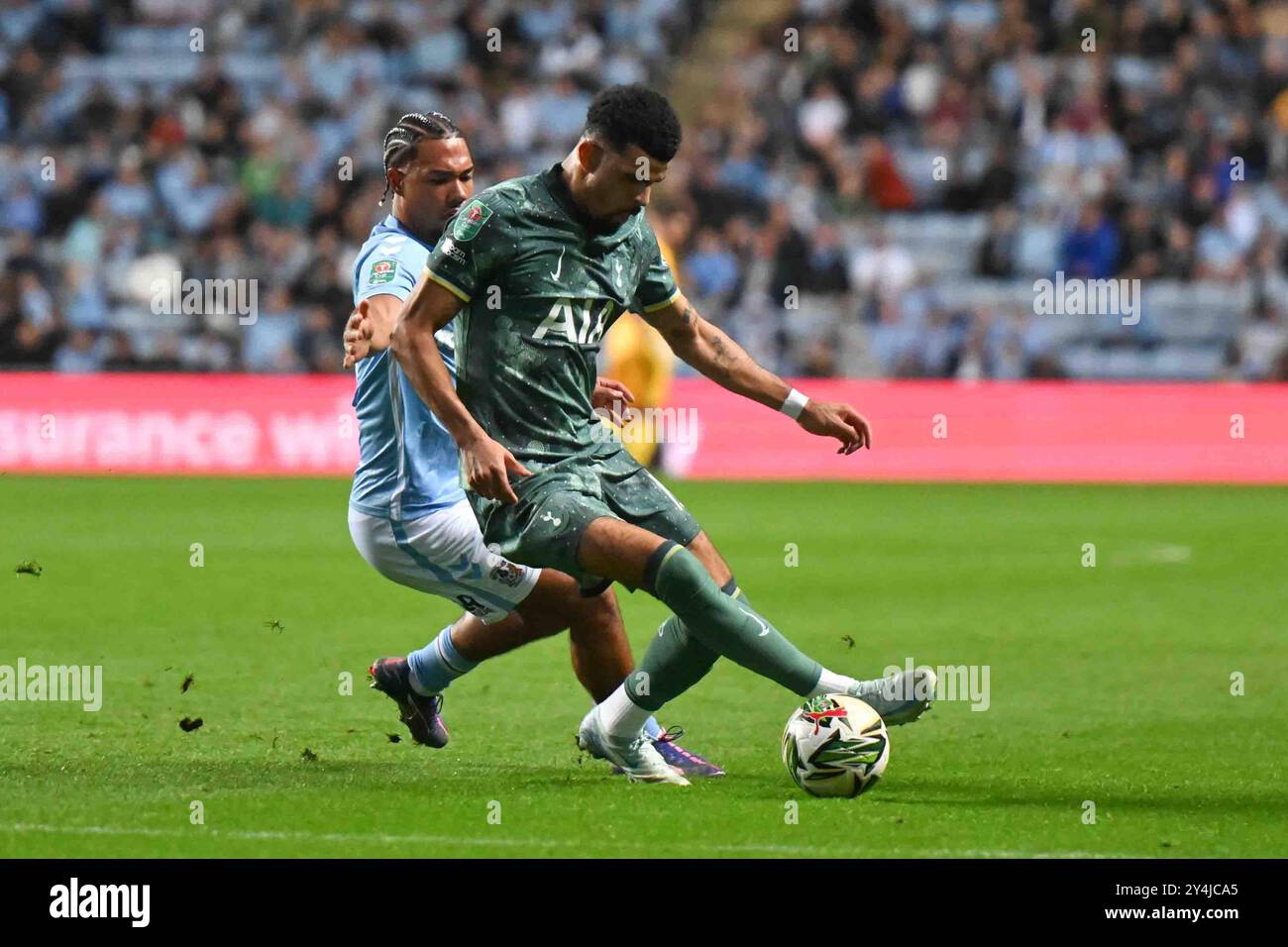 Milan Van Ewijk (27 Coventry City) sfida Dominic Solanke (19 Tottenham) durante la partita del terzo turno della Carabao Cup tra Coventry City e Tottenham Hotspur alla Coventry Building Society Arena, Coventry, mercoledì 18 settembre 2024. (Foto: Kevin Hodgson | mi News) crediti: MI News & Sport /Alamy Live News Foto Stock