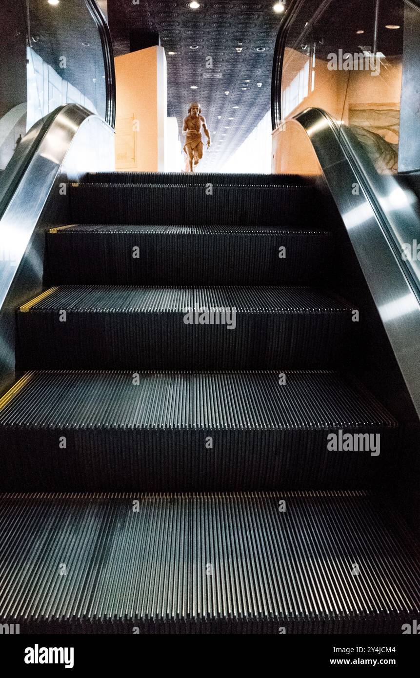 Museo Nazionale di Antropologia Statua Azteca città del Messico // CITTÀ DEL MESSICO, Messico - il Museo Nazionale di Antropologia espone significativi reperti archeologici e antropologici del patrimonio precolombiano del Messico, comprese le sue culture azteche e indigene. Il museo ospita una delle collezioni più complete al mondo di manufatti mesoamericani, che coprono migliaia di anni di sviluppo culturale. Fondata nel 1964, l'istituzione è il principale deposito di tesori archeologici e materiali etnografici del Messico. Le collezioni del museo includono una scultura monumentale Foto Stock