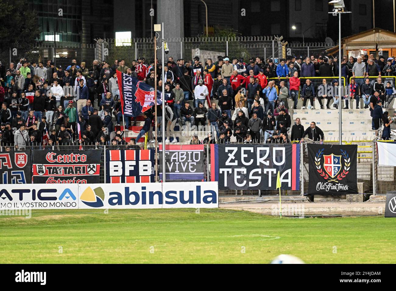 Tifosi, tifosi di Torres durante Torres vs Milan futuro, partita di calcio italiano di serie C a Sassari, 18 settembre 2024 Foto Stock