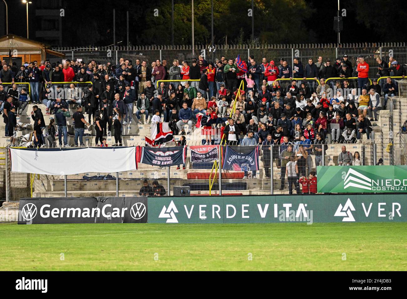 Tifosi, tifosi di Torres durante Torres vs Milan futuro, partita di calcio italiano di serie C a Sassari, 18 settembre 2024 Foto Stock