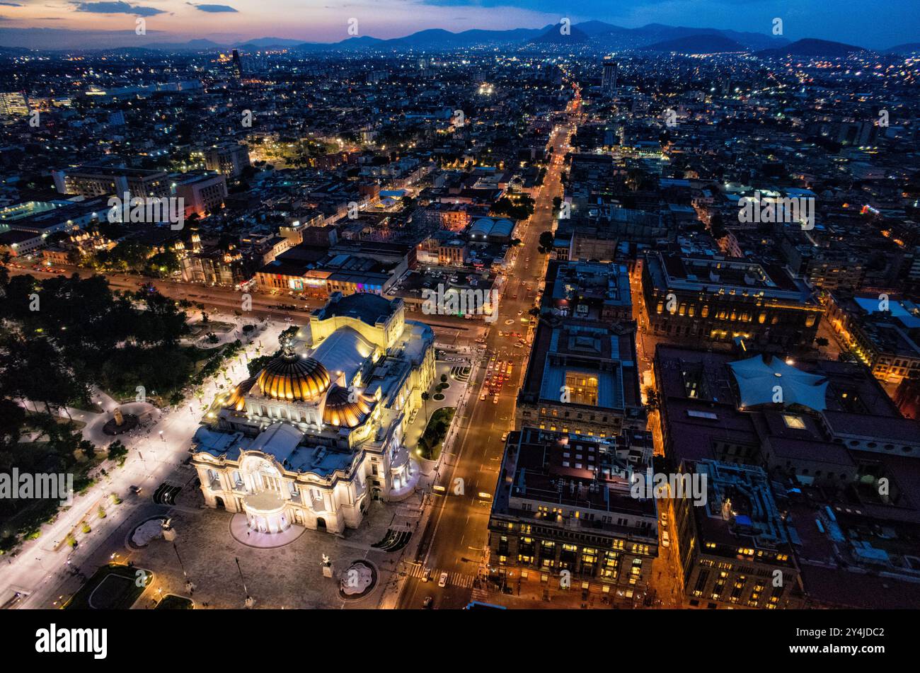 CITTÀ DEL MESSICO, Messico: Una vista panoramica mozzafiato del vasto paesaggio urbano di città del Messico visto dal ponte di osservazione al 44° piano della Torre Latinoamericana. La vista mostra il mix di architettura storica e moderna della città, che si estende fino alle montagne circostanti in una giornata limpida. Foto Stock