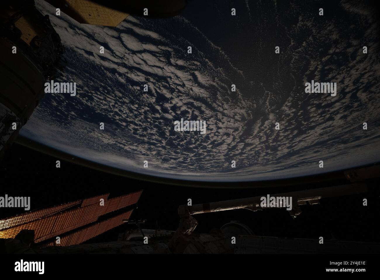 Stazione spaziale Internazionale, orbita terrestre. 20 agosto 2024. Vista dalla stazione spaziale Internazionale di un torrente nuvoloso sopra l'Oceano Indiano meridionale, tra il Madagascar e le Terre Antartiche francesi e meridionali, a circa 265 miglia sopra, 20 agosto 2024 in Earth Orbit. Credito: Astronaut provided/NASA Photo/Alamy Live News Foto Stock