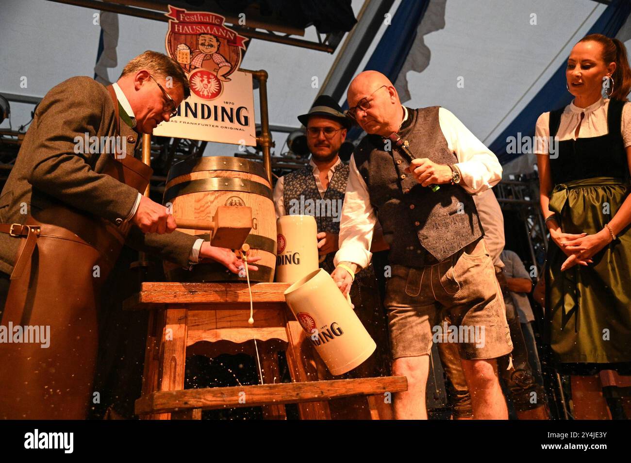 18.09.2024 Francoforte sul meno, Festzelt Hausmann Frankfurter Oktoberfest 2024 - Eröffnung - Boris Rhein hessischer Ministerpräsident schafft den Bieranstich mit dem ersten Schlag, daneben mi dem Krug Binding Vorstand otto Völker *** 18 09 2024 Francoforte sul meno, Festzelt Hausmann Frankfurt Oktoberfest 2024 apertura Boris Rhein Presidente del Ministro dell'Assia, rubano la birra con il primo colpo di otto Völker, accanto a lui, il primo colpo di otto, il primo colpo di otto, con il primo colpo di colpo, il Presidente otto Foto Stock