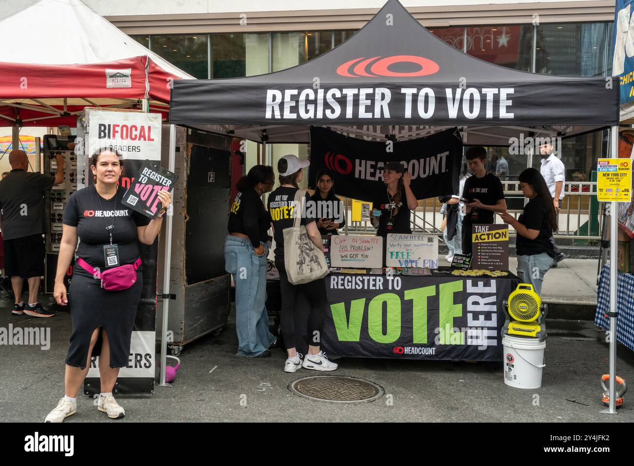 Tabella di registrazione degli elettori gestita dall'organizzazione degli impiegati in una fiera di strada a New York sabato 7 settembre 2024. (© Richard B. Levine) Foto Stock