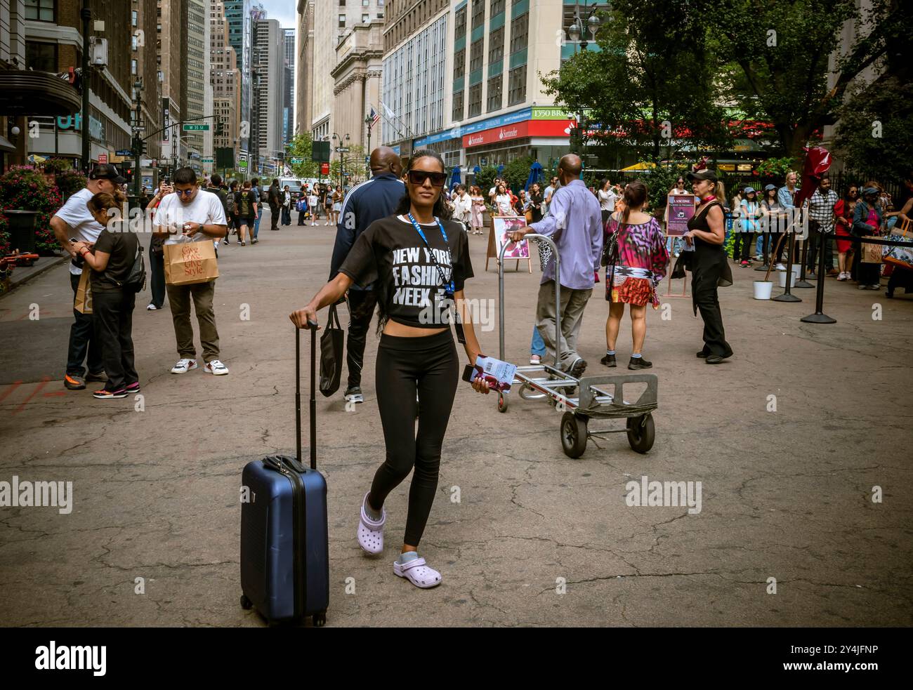Una donna che indossa una maglietta con il marchio New York Fashion Week all'Herald Square di New York sabato 7 settembre 2024.(© Richard B. Levine) Foto Stock