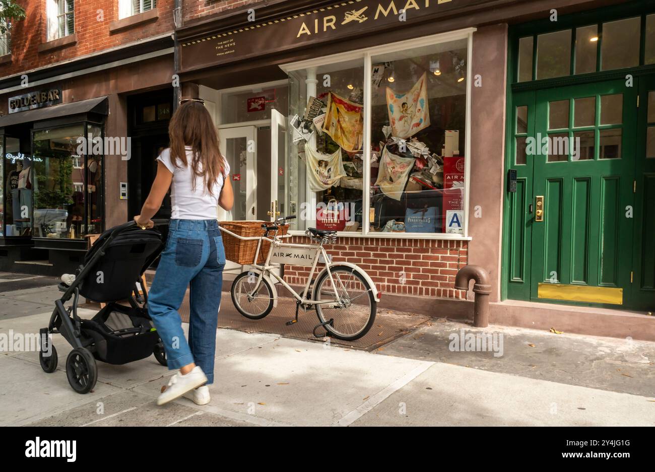 L'edicola Air mail, parte dell'impero Air mail, nel West Village di New York mercoledì 18 settembre 2024. Air mail, fondata da Graydon Carter, sta esplorando una vendita. La newsletter ha 500,00 iscritti e Carter prevede di non lasciarsi andare in caso di vendita e continuerà con essa. (© Richard B. Levine) Foto Stock