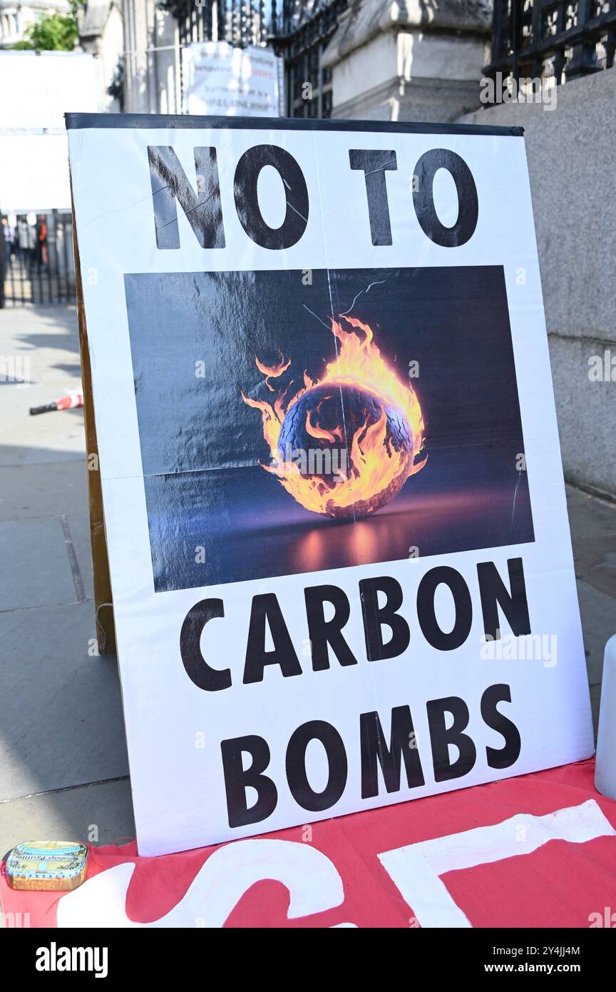 LONDRA, REGNO UNITO. 18 settembre 2024. I manifestanti contro le bombe al carbonio lasciano il petrolio nel terreno. Nel XXI secolo, la tecnologia ha reso possibile l'utilizzo di altri combustibili energetici. Distruggiamo un altro paese il cui peccato è avere petrolio nel suo paese e massacriamo tutta la popolazione per rubare o occupare il loro petrolio. Questo è sia male che estremamente sbagliato. Dobbiamo ricorrere a proteste energetiche alternative di fronte al Parlamento di Westminster a Londra, nel Regno Unito. (Foto di 李世惠/SEE li/Picture Capital) credito: Vedi li/Picture Capital/Alamy Live News Foto Stock