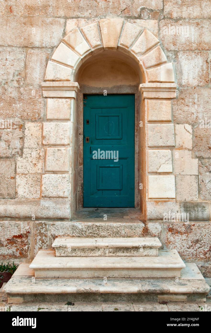 L'imponente muro del campanile della città di Starigrad (Cittavecchia), a Hvar (Croazia) Foto Stock