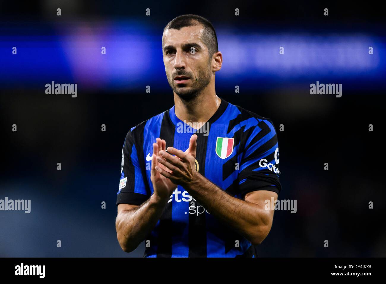 Manchester, Regno Unito. 18 settembre 2024. Henrikh Mkhitaryan del FC Internazionale gesti alla fine della partita di calcio UEFA Champions League 2024/25 fase MD1 tra Manchester City FC e FC Internazionale. Crediti: Nicolò campo/Alamy Live News Foto Stock