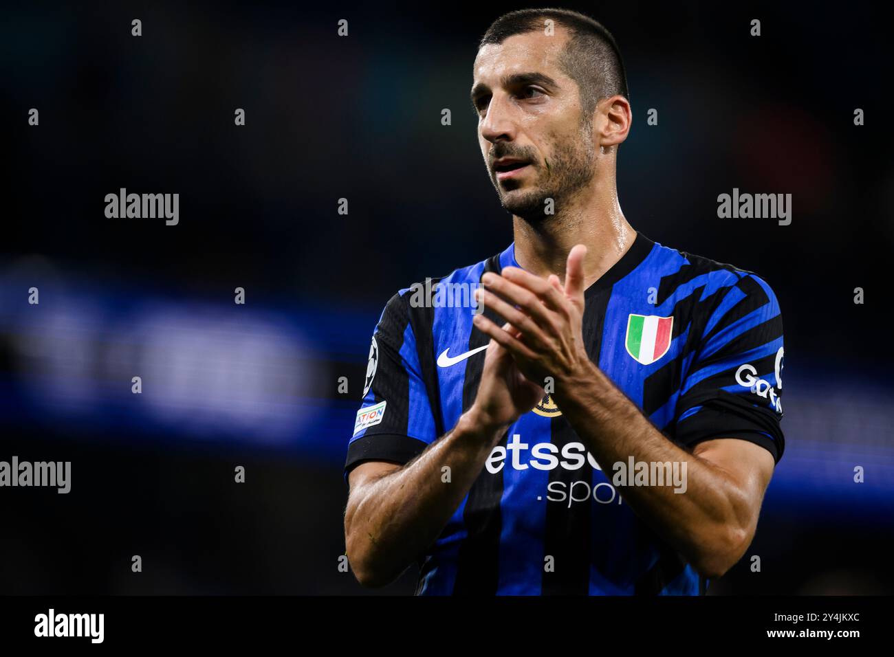 Manchester, Regno Unito. 18 settembre 2024. Henrikh Mkhitaryan del FC Internazionale gesti alla fine della partita di calcio UEFA Champions League 2024/25 fase MD1 tra Manchester City FC e FC Internazionale. Crediti: Nicolò campo/Alamy Live News Foto Stock