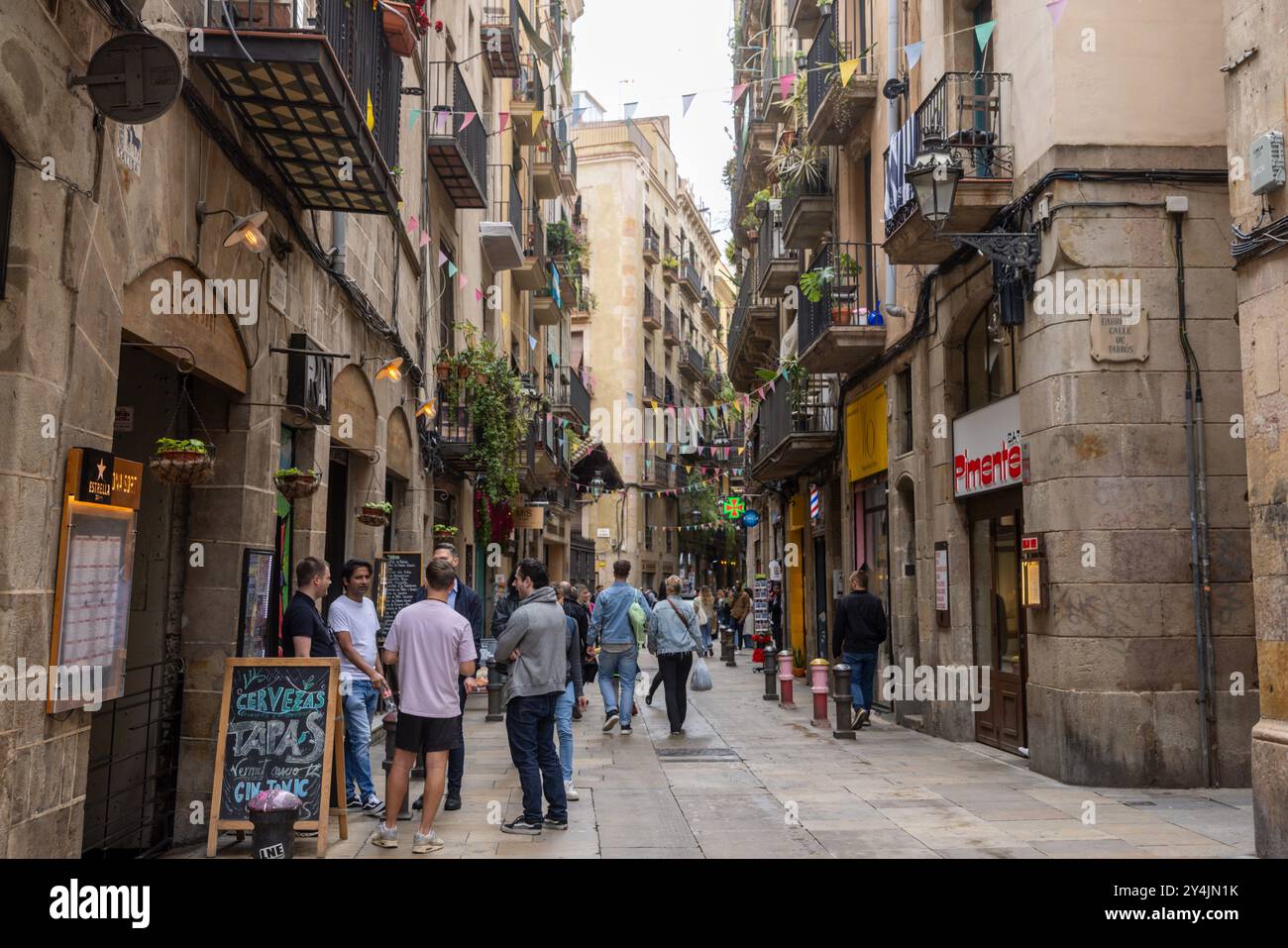 Vita quotidiana nelle strade e nei quartieri di Barcellona, Spagna. Foto Stock