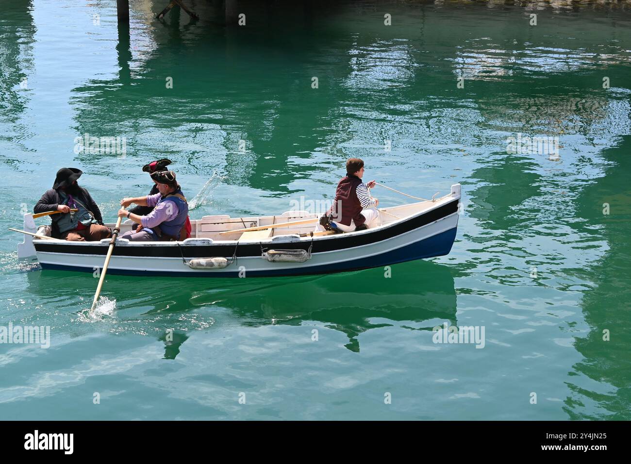 DANA POINT, CALIFORNIA - 15 SETTEMBRE 2024: Rievocatori pirati in costume d'epoca all'Ocean Institutes Maritime Festival. Foto Stock