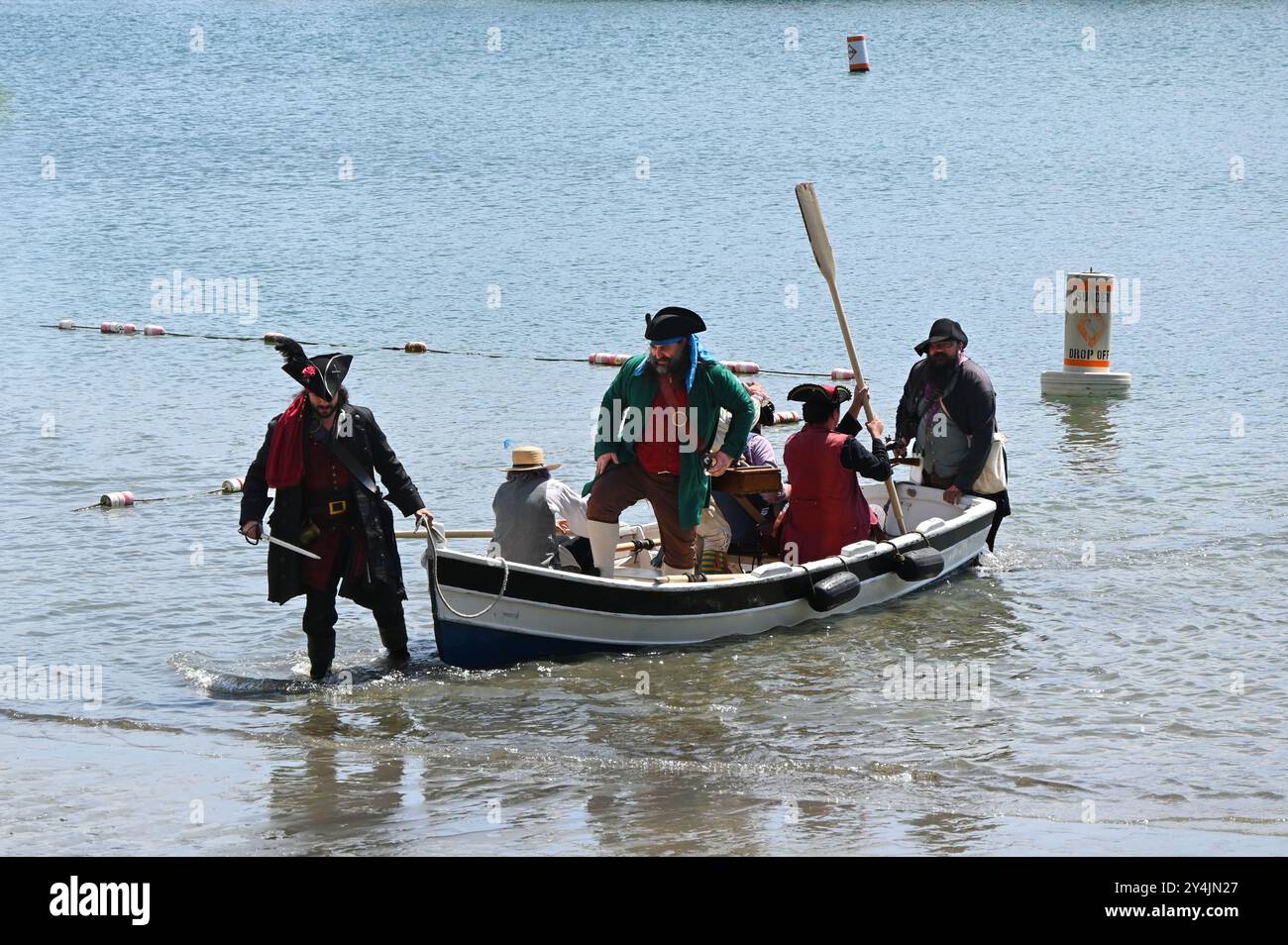 DANA POINT, CALIFORNIA - 15 SETTEMBRE 2024: Rievocatori pirati in costume d'epoca all'Ocean Institutes Maritime Festival. Foto Stock