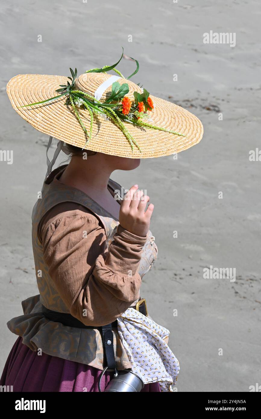 DANA POINT, CALIFORNIA - 15 SETTEMBRE 2024: Rievocazione femminile in costume d'epoca sulla spiaggia all'Ocean Institutes Maritime Festival. Foto Stock