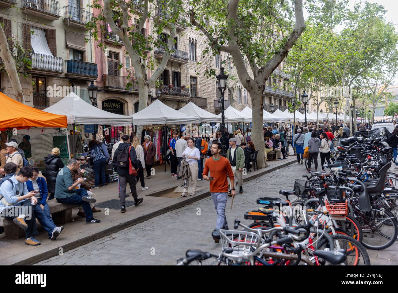 Vita di strada nel quartiere nato di Barcellona, in Spagna, dove corsi d'arte e mercati di strada attirano la gente nei fine settimana. Foto Stock