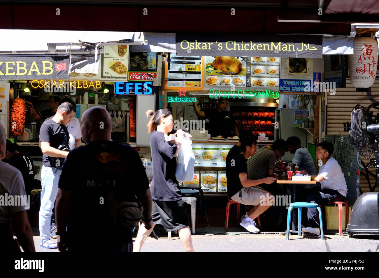 I clienti pranzano presso il chiosco Halal food nella via dello shopping Ameyoko, Ueno, Taito Ward, Tokyo, Giappone Foto Stock