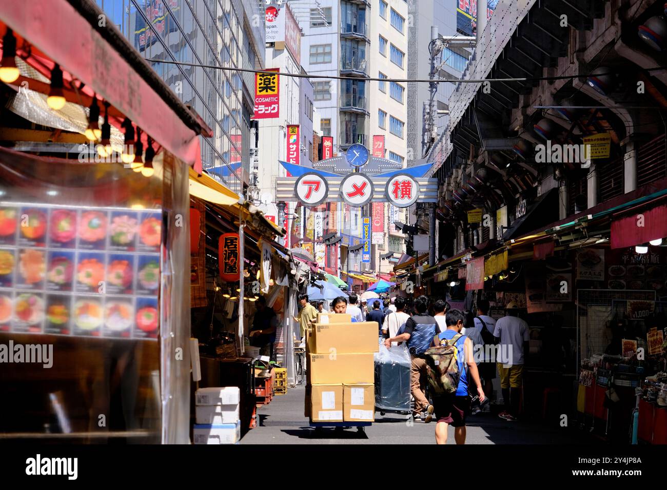 Acquirenti e addetto alla consegna sulla via dello shopping Ameyoko a Ueno, quartiere dello shopping di Okachimachi, Taito Ward, Tokyo, Giappone Foto Stock