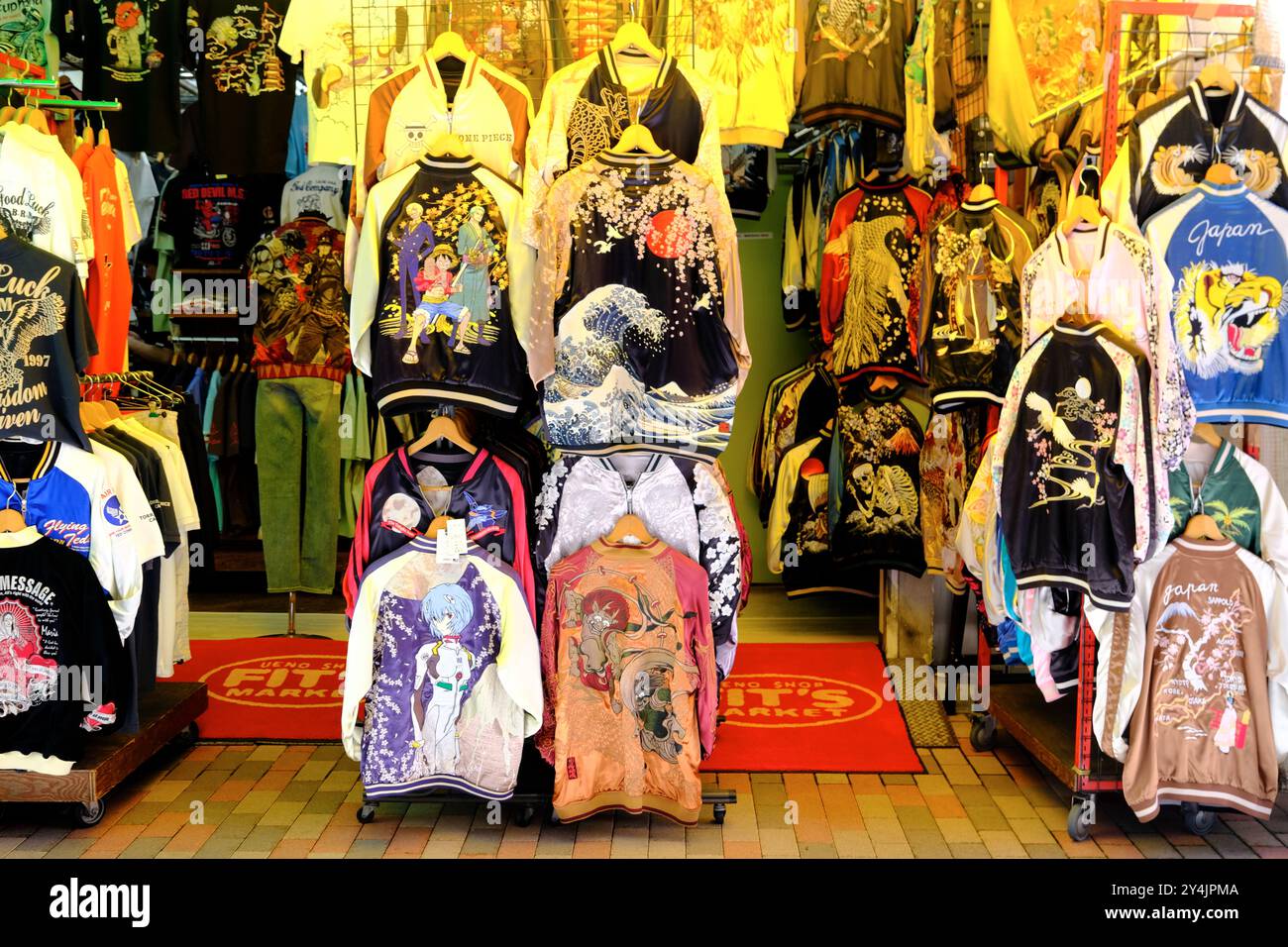 Bomber Giacche souvenir Sukajan in vendita nella strada dello shopping Ameyoko. Foto Stock