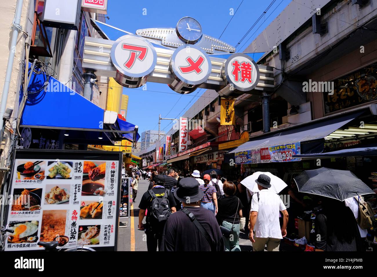 Gli amanti dello shopping sulla strada dello shopping Ameyoko a Ueno con il cartello con il nome della strada sul cancello d'ingresso sullo sfondo, il quartiere dello shopping Okachimachi, il quartiere Taito Ward, Tokyo, Giappone Foto Stock