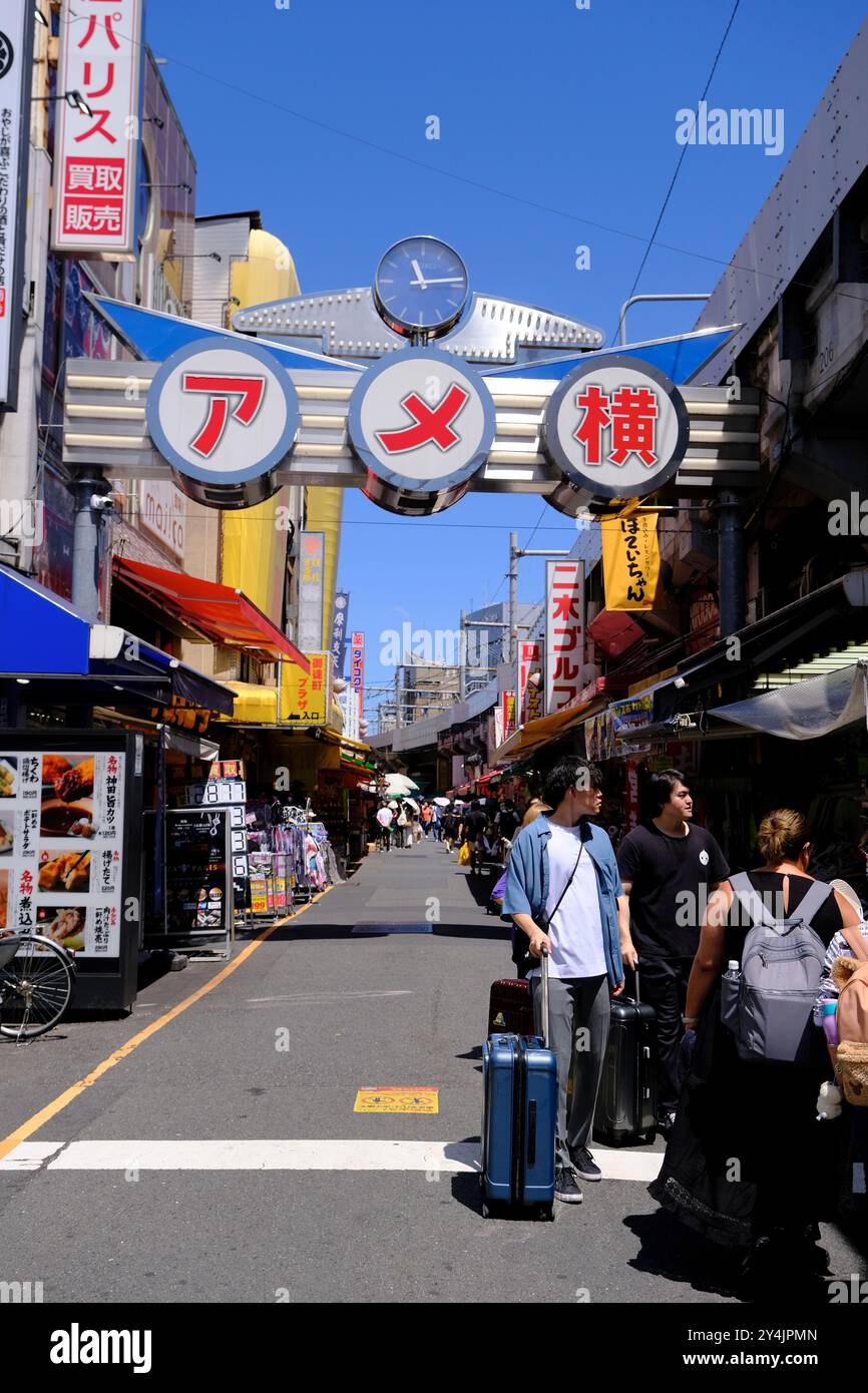 Gli amanti dello shopping sulla strada dello shopping Ameyoko a Ueno con il cartello con il nome della strada sul cancello d'ingresso sullo sfondo, il quartiere dello shopping Okachimachi, il quartiere Taito Ward, Tokyo, Giappone Foto Stock