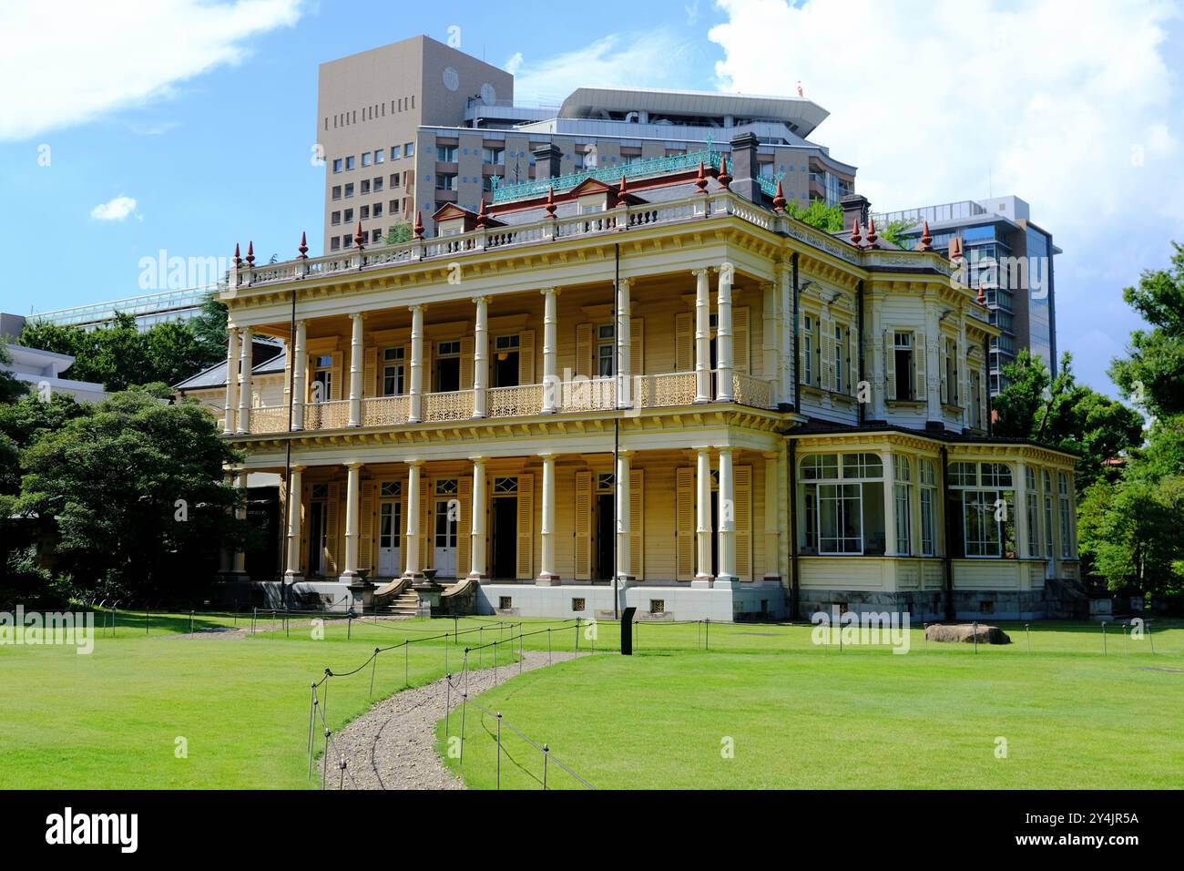 La casa in stile occidentale della famiglia Iwasaki, il fondatore della Mitsubishi, progettata dall'architetto britannico Josiah Conder nel giardino Kyu-Iwasaki-tei. Taitō, Tokyo, Giappone Foto Stock