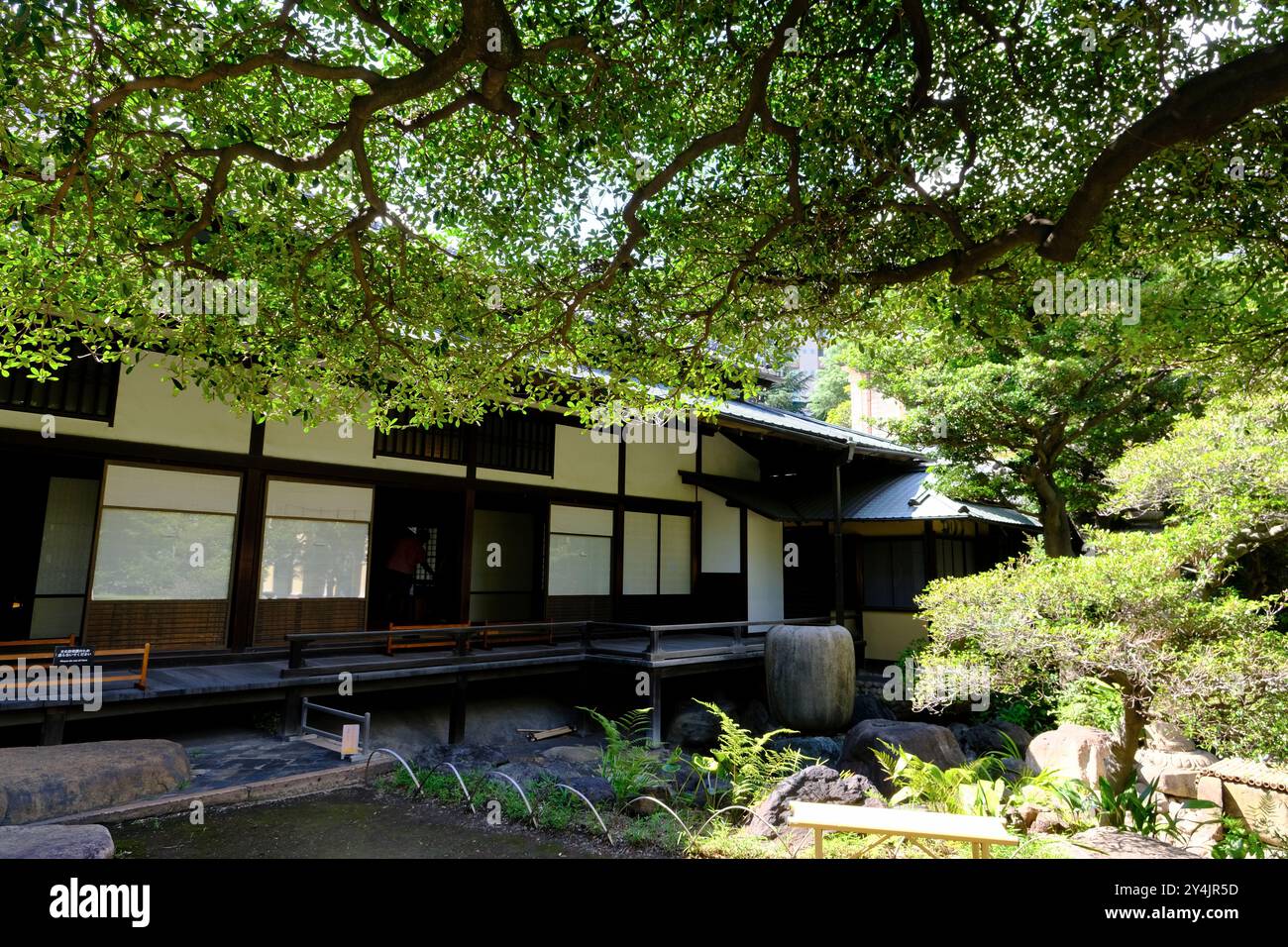 Casa tradizionale in stile giapponese come ex residenza della famiglia Iwasaki, il fondatore della Mitsubishi nel giardino Kyu-Iwasaki-tei. Taito, Tokyo, Giappone Foto Stock