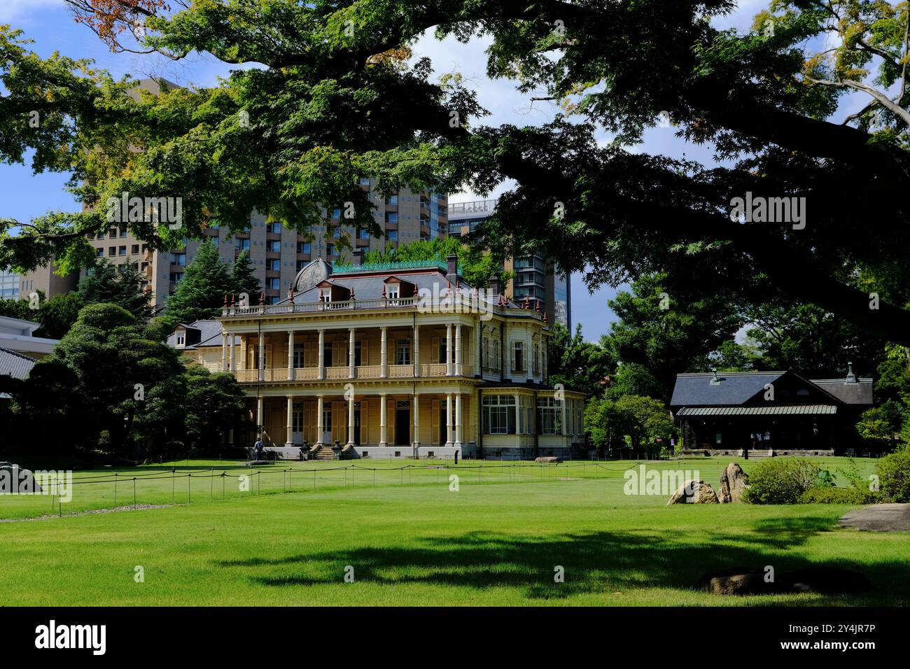 La casa in stile occidentale della famiglia Iwasaki, il fondatore della Mitsubishi, progettata dall'architetto britannico Josiah Conder nel giardino Kyu-Iwasaki-tei. Taitō, Tokyo, Giappone Foto Stock
