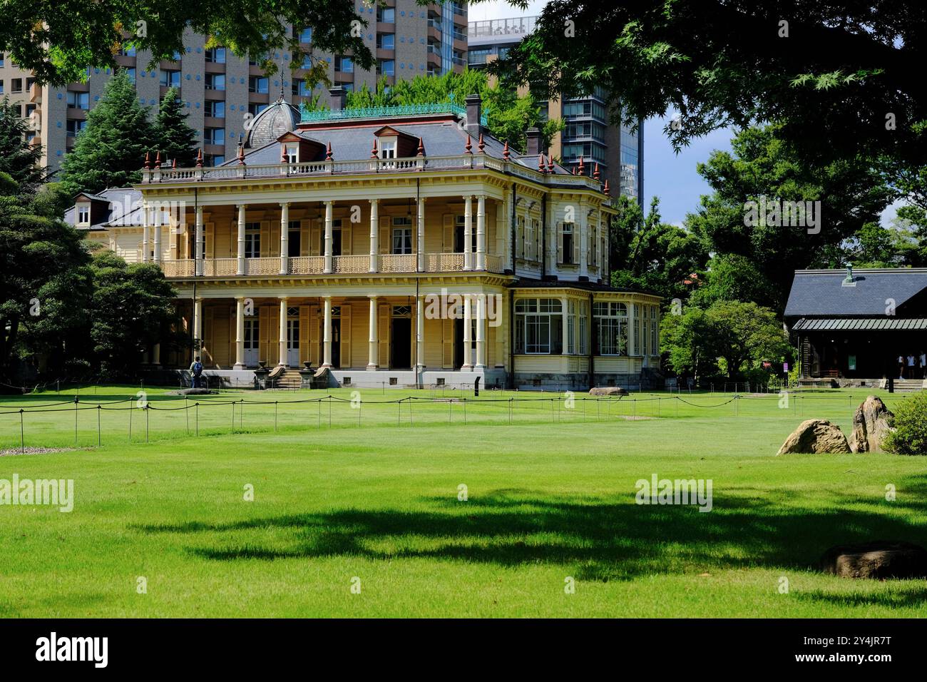 La casa in stile occidentale della famiglia Iwasaki, il fondatore della Mitsubishi, progettata dall'architetto britannico Josiah Conder nel giardino Kyu-Iwasaki-tei. Taitō, Tokyo, Giappone Foto Stock